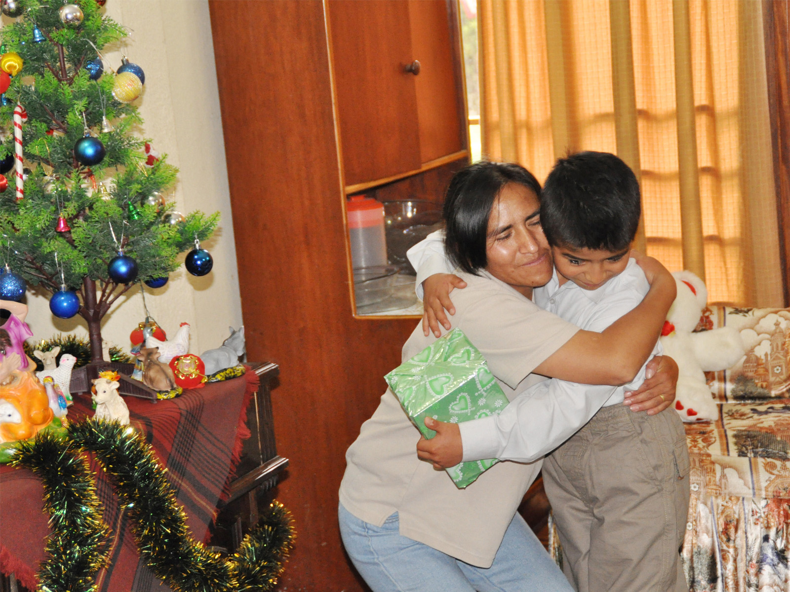 Weihnachts-Geschenk für ein Kind in Peru