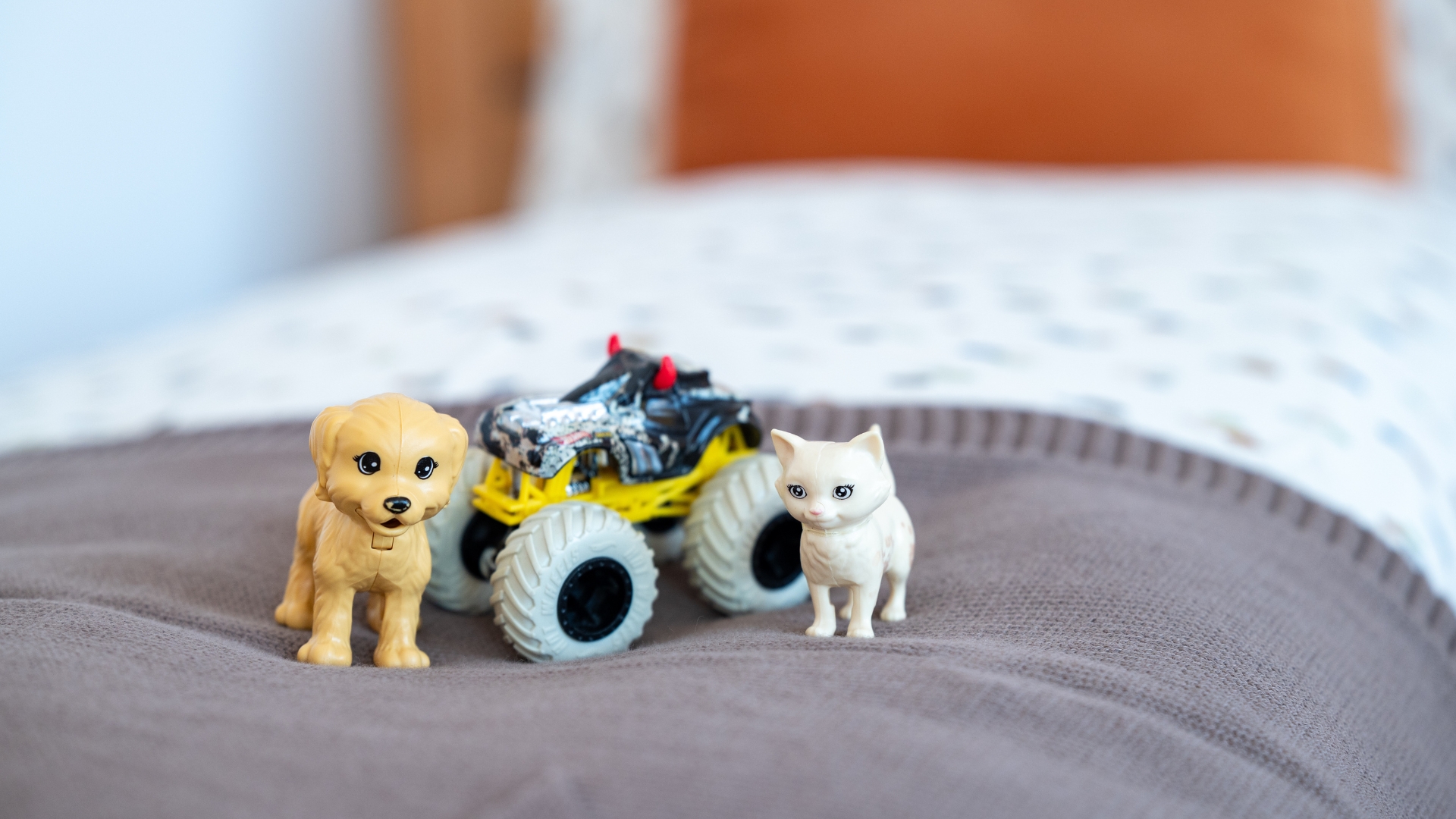 Kinderspielsachen auf einem Bett
