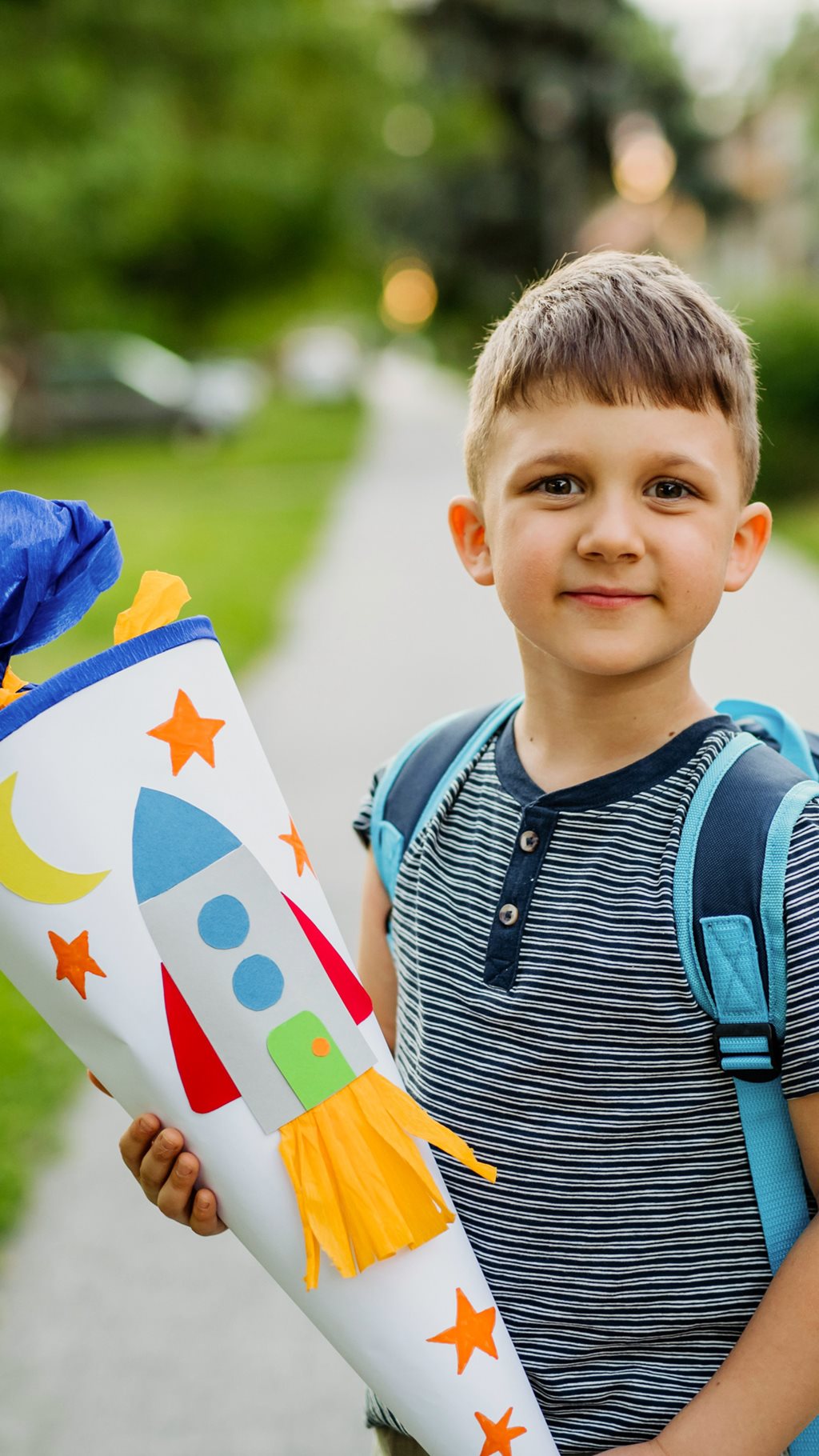 Bunt gefüllte Schultüte