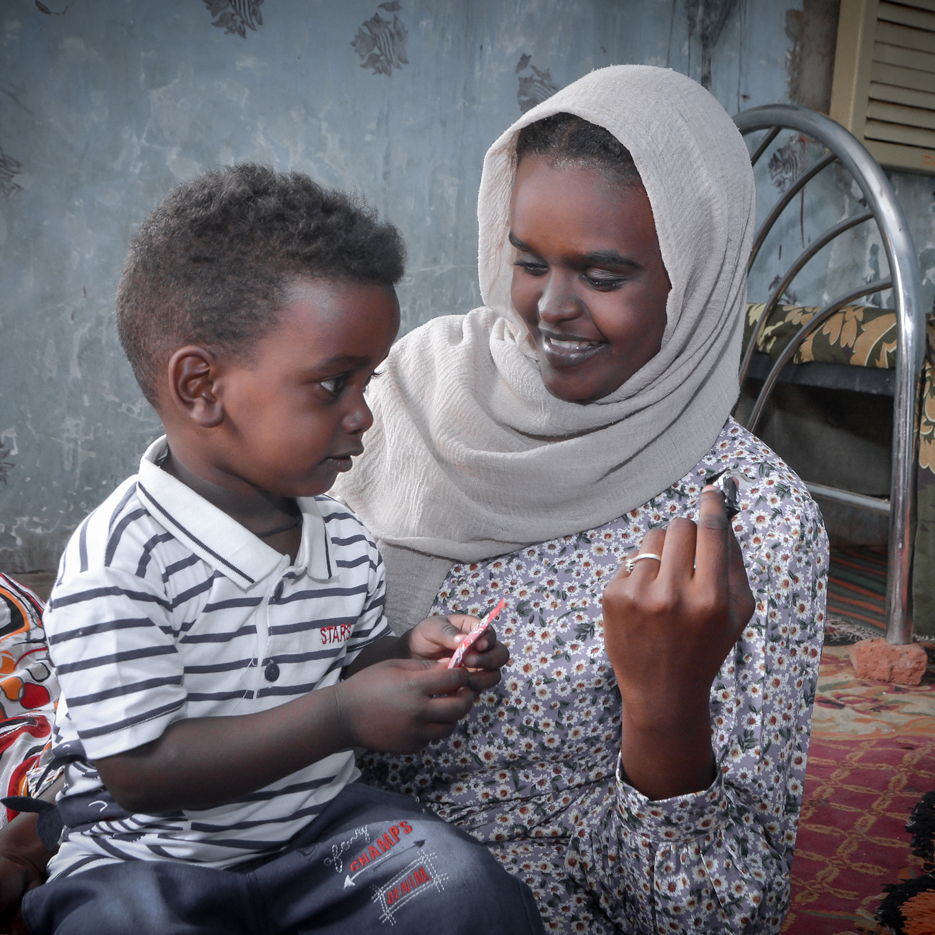 sudanesische junge Frau mit einem Kind