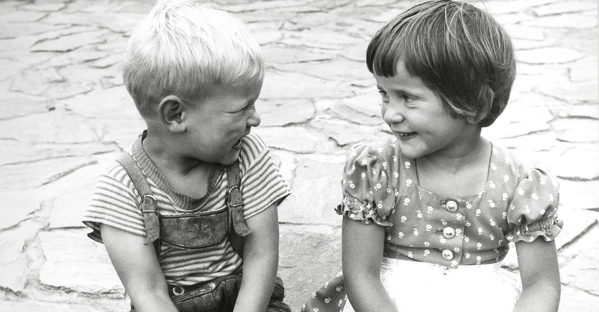 zwei lachende Kinder