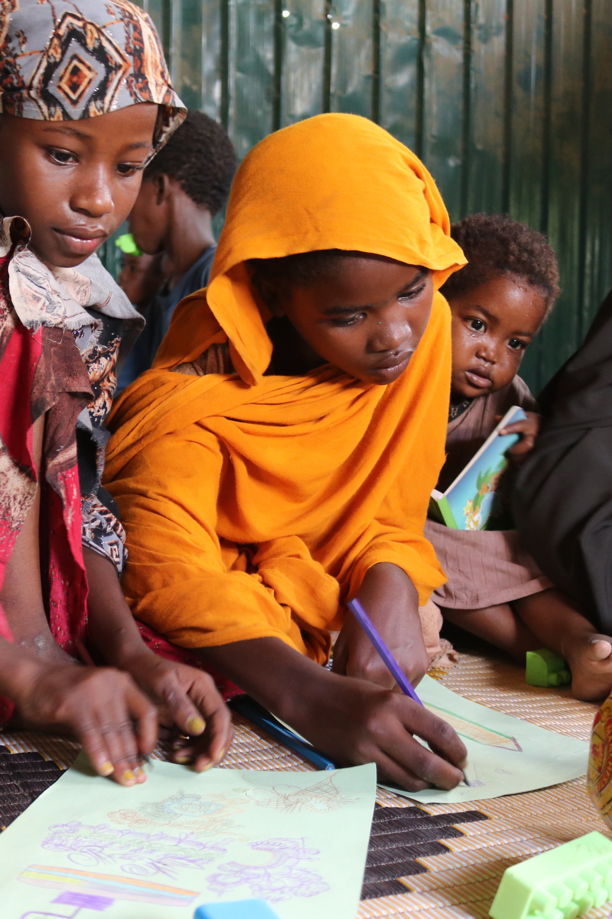 Eine Familie steht auf einer Treppe vor einem Haus