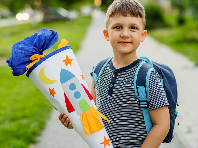 Bunt gefüllte Schultüte