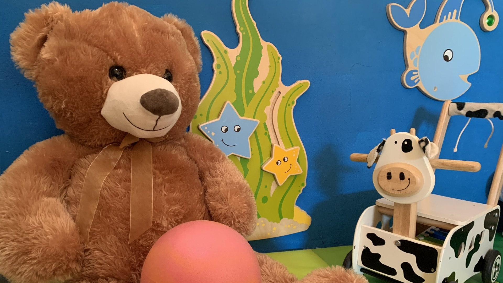 Bild eines sehr großen Teddybärs