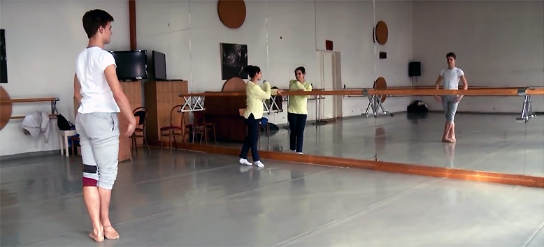 Ballettänzer Admir und seine Schwester Dragana beim Proben