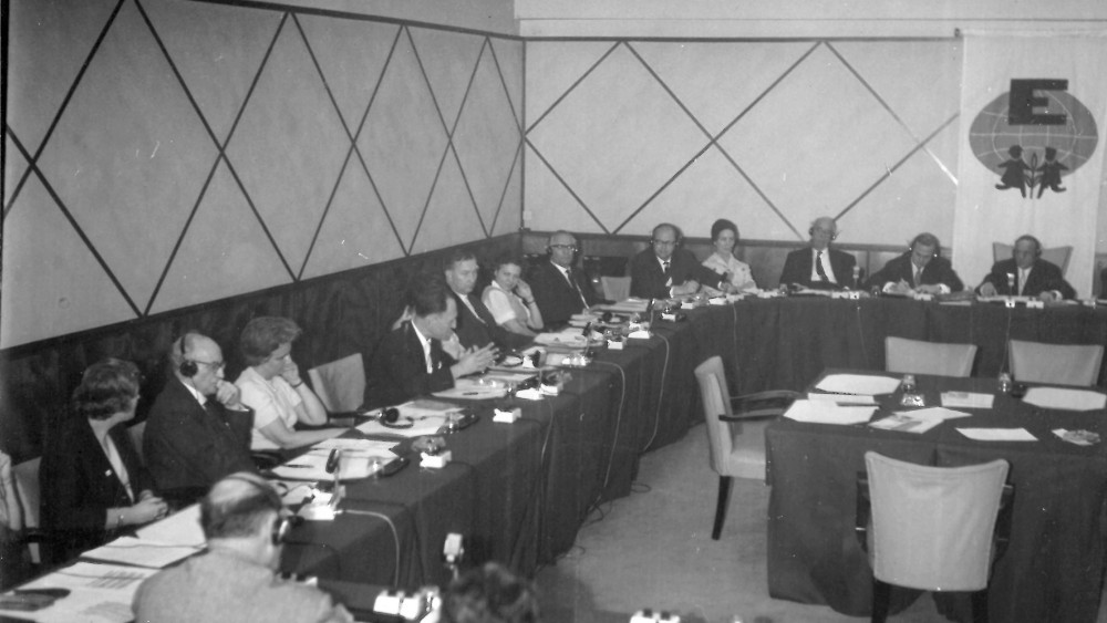 Lange Konferenztafel mit SOS-Kinderdorf-Logo im Hintergrund