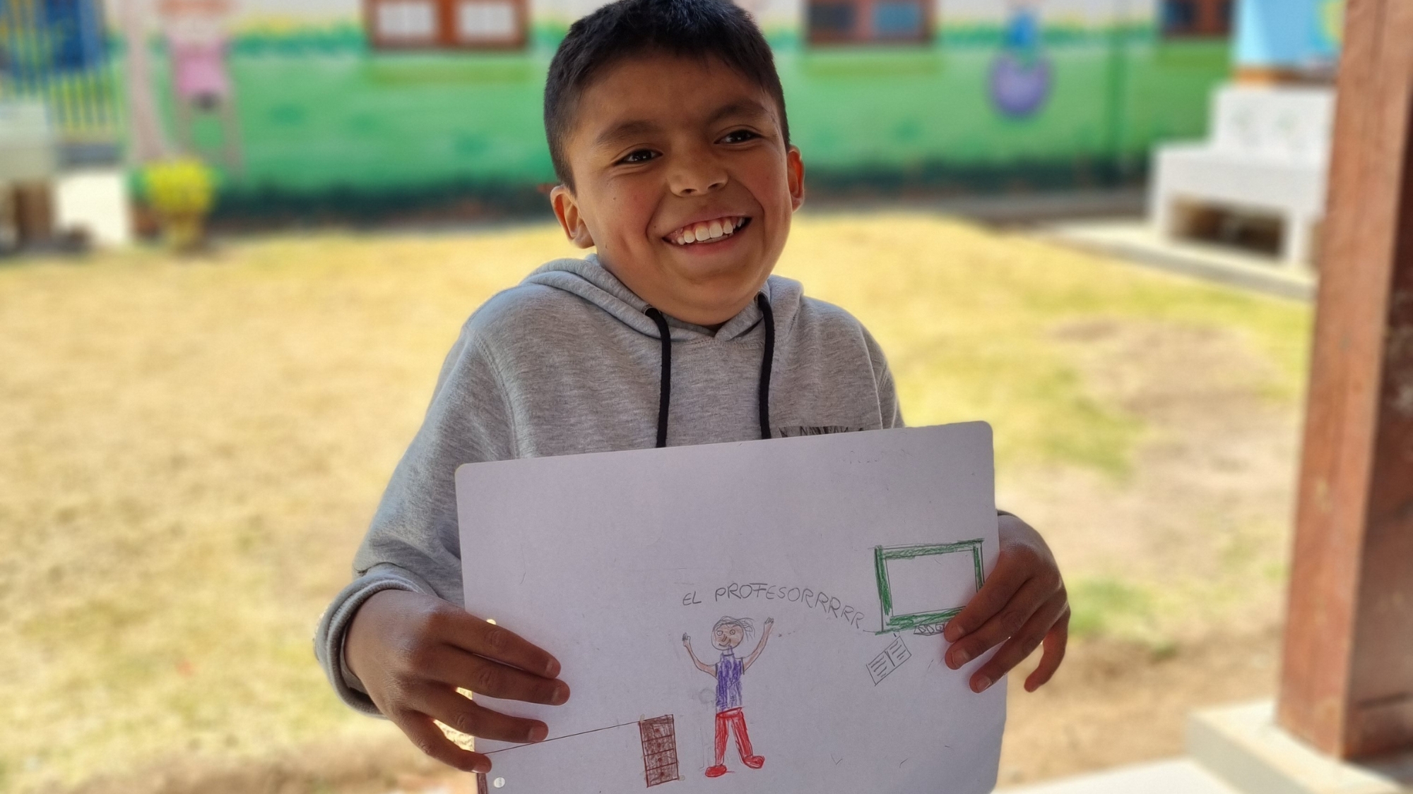 Ein Junge in Peru mit einem selbstgemalten Bild