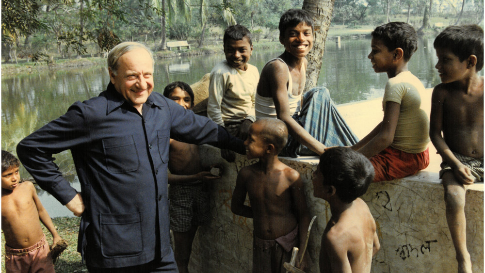 Hermann Gmeiner mit einigen Kindern