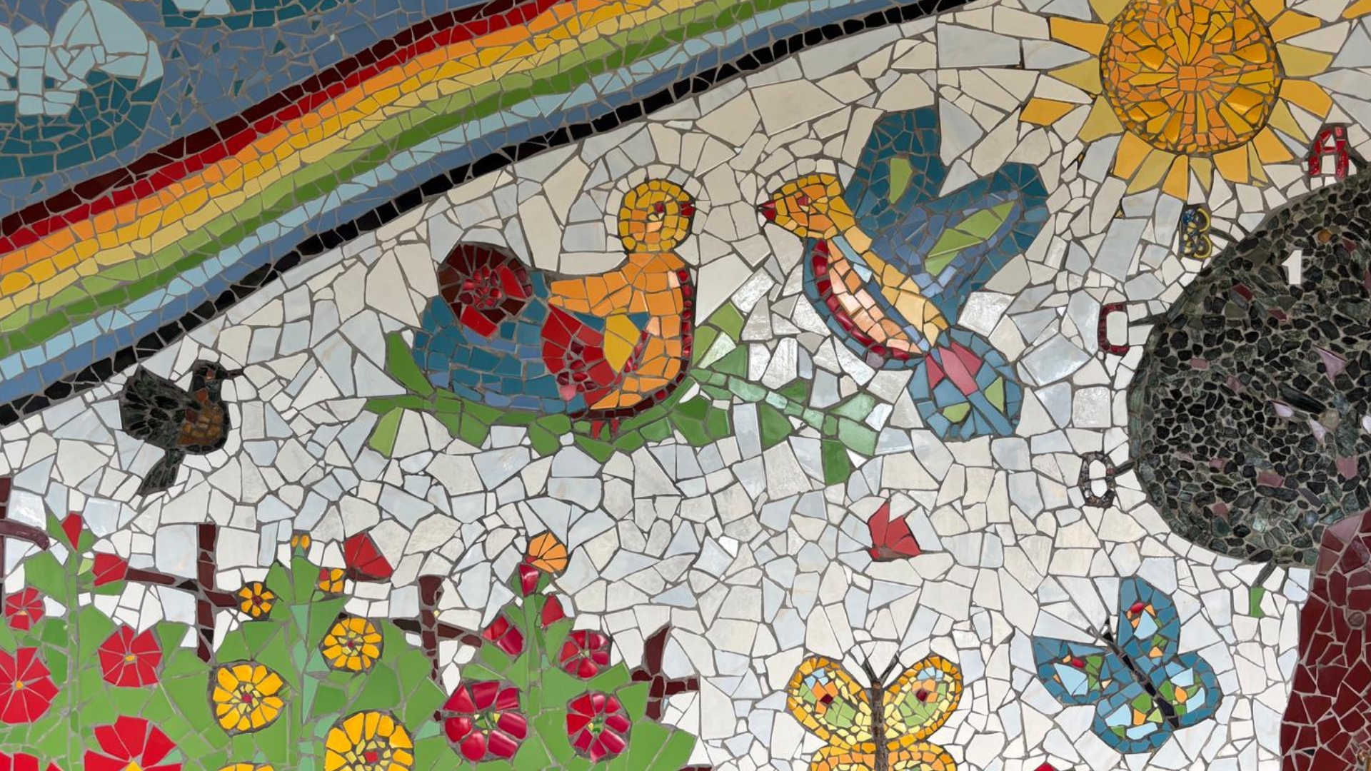 Mosaik mit Regenbogen, Sonne, Vögeln, Blumen und Schmetterlingen