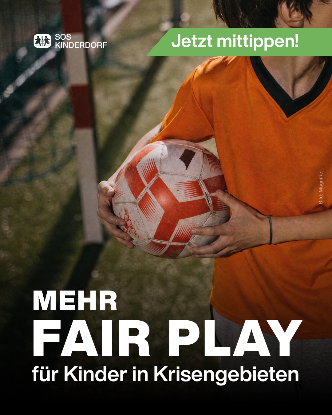 Kind mit Fußball im Arm