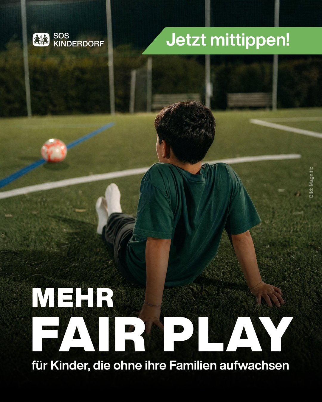 Junge auf einem Fußballplatz