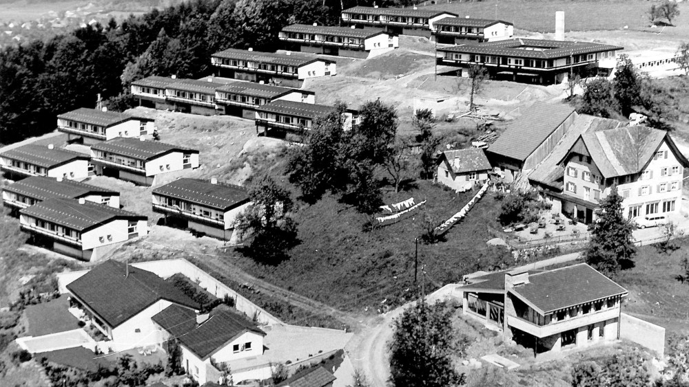 Reihe von Häusern auf einem Hang gelegen