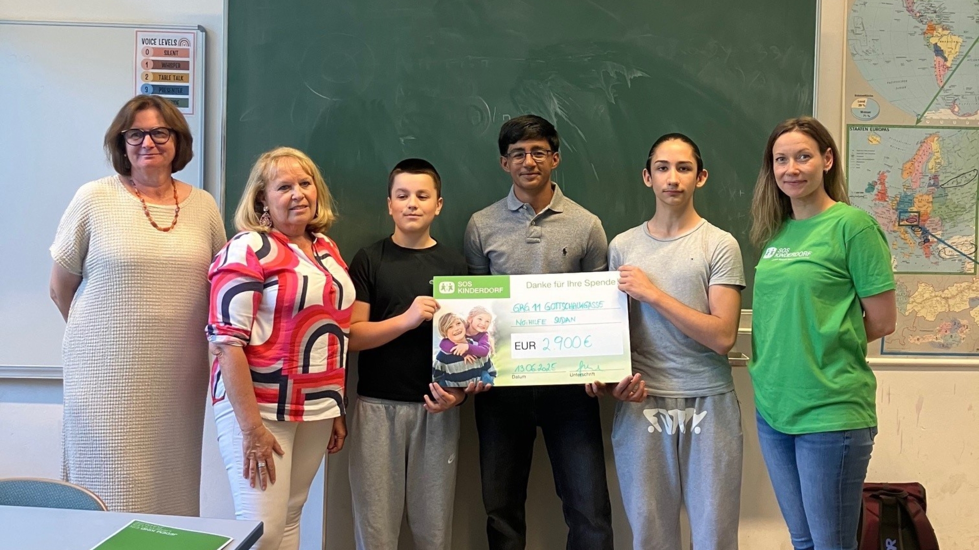 Drei Schüler der GRG Gottschalkgasse mit einem großen Scheck für SOS-Kinderdorf