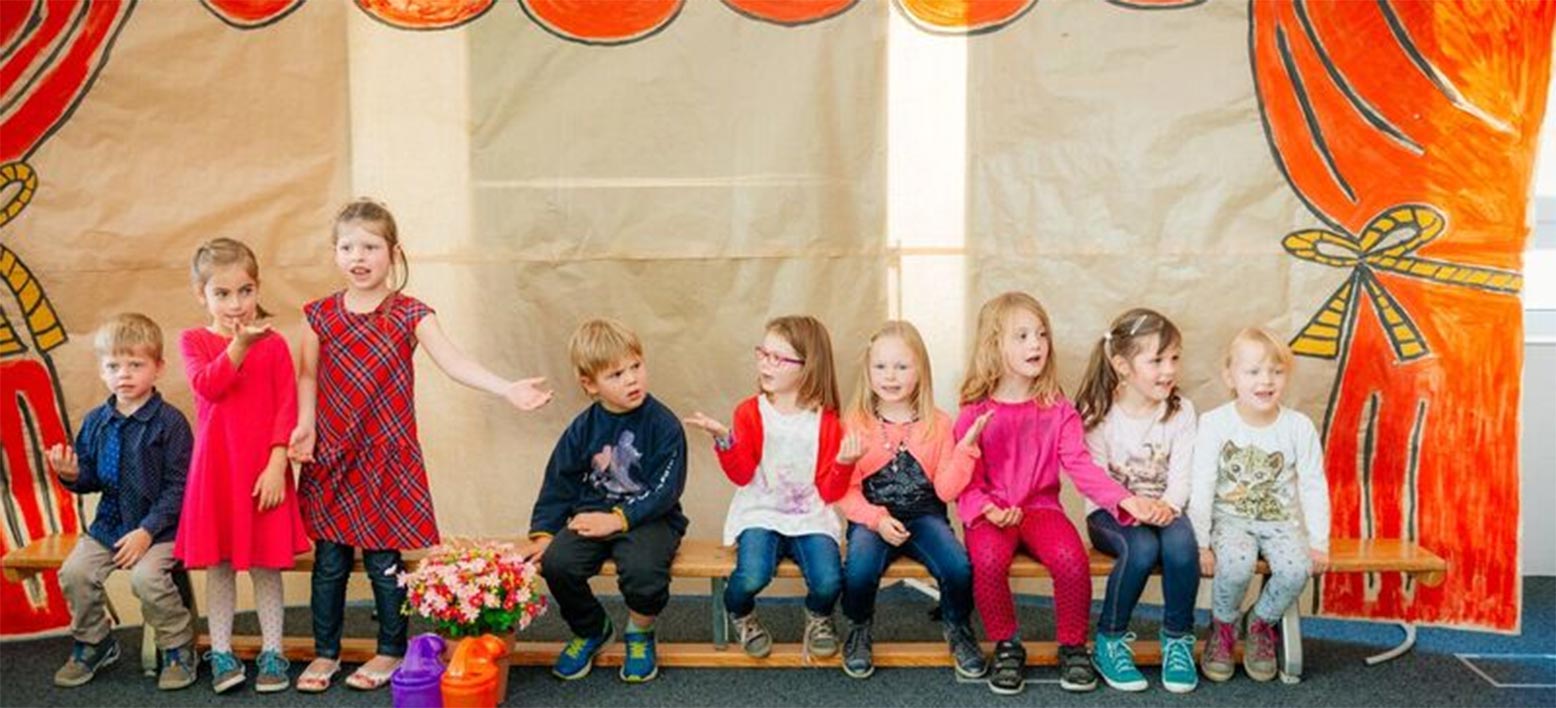 Die Kinder bei der Aufführung