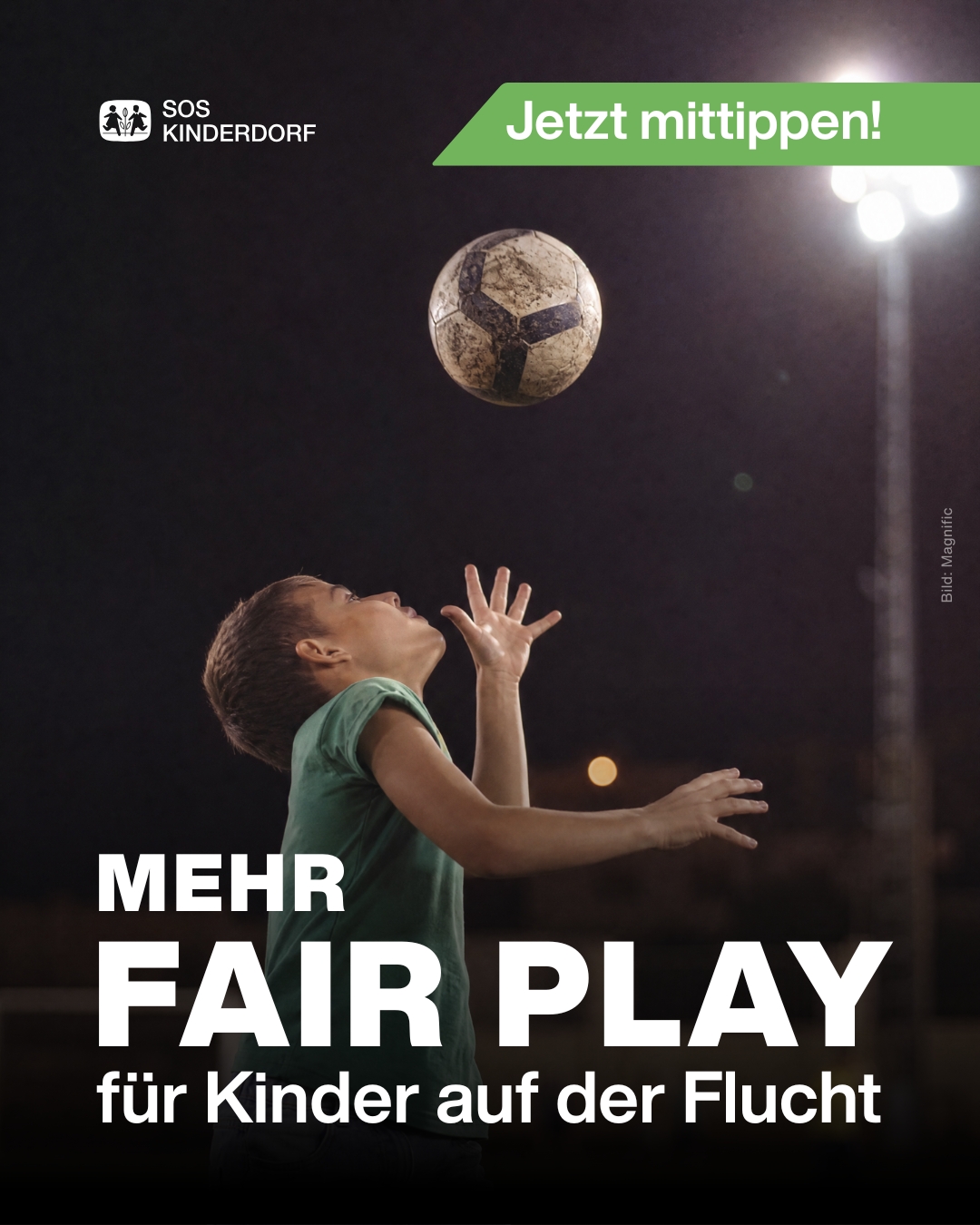 Junge mit einem Fußball