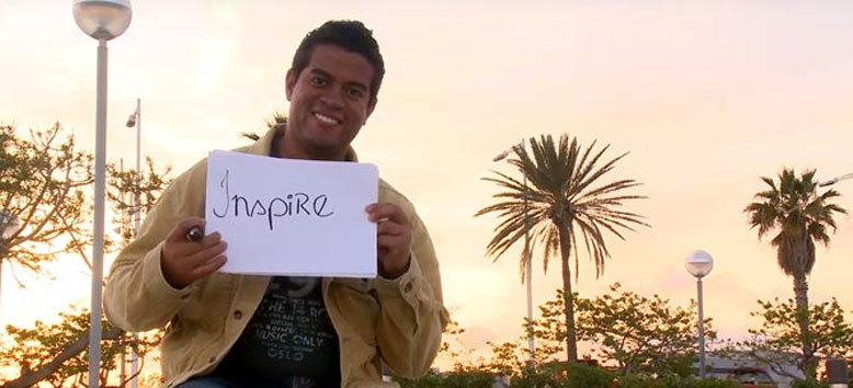 William hält ein Schild auf dem "Inspire" steht