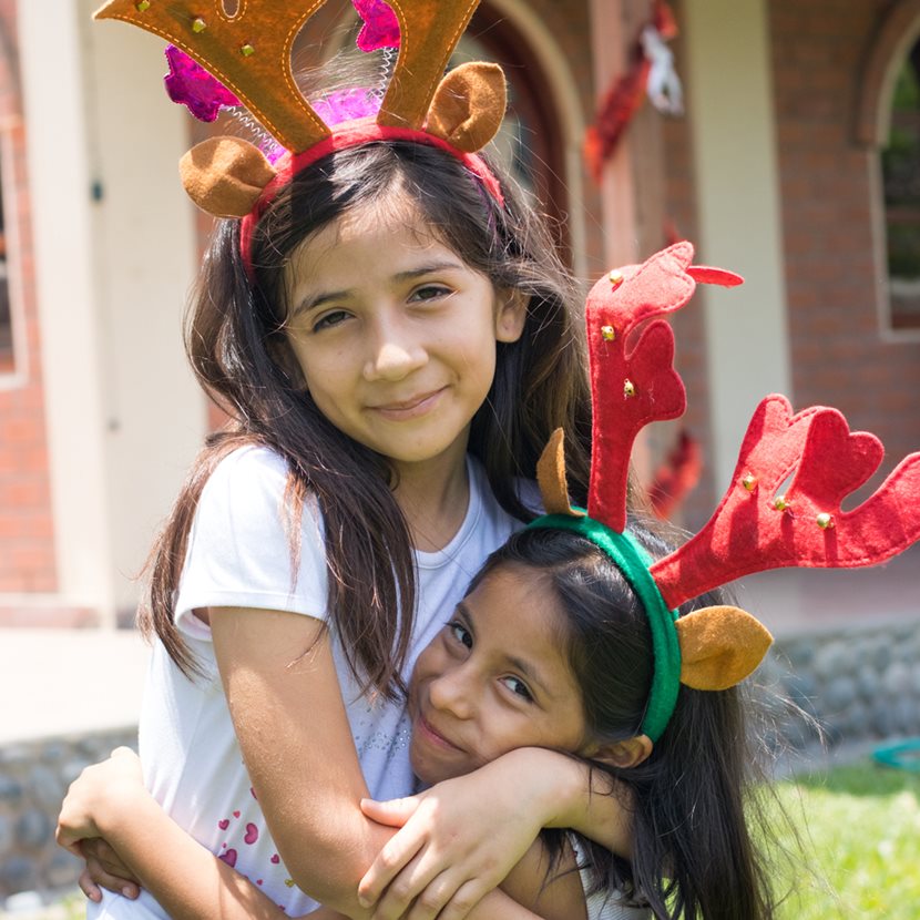 Weihnachts-Geschenk für ein Kind in Peru