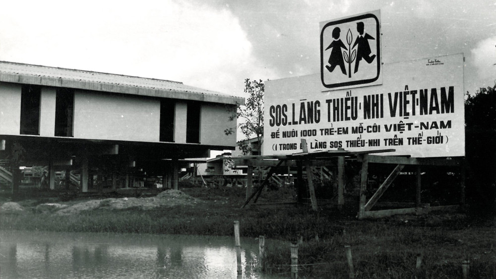 Haus eines SOS-Kinderdorfs in Vietnam mit einer entsprechenden Tafel