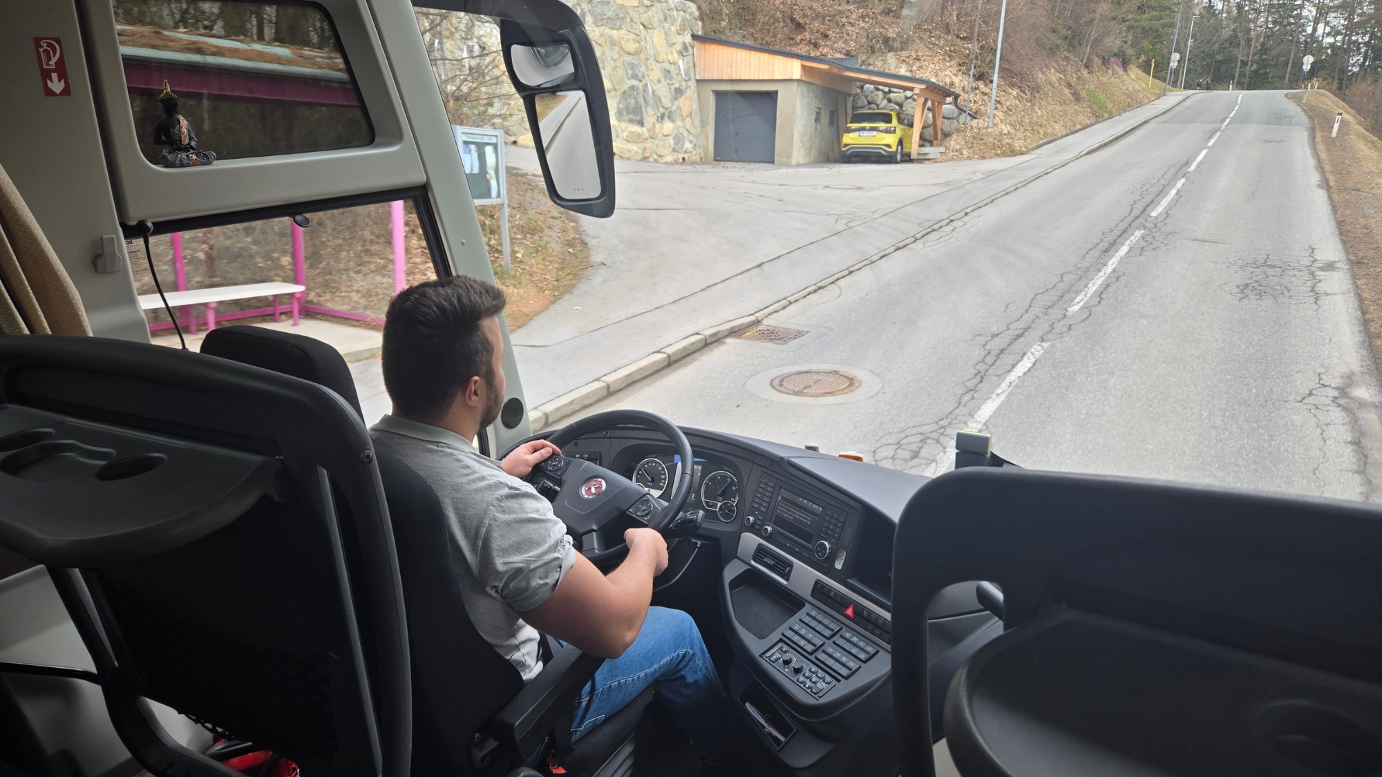 Ein Mann steuert einen Bus