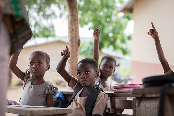 Kind hält die Hand hoch (Schule)