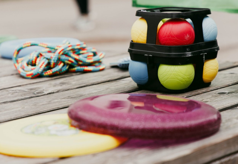 Spielzeug für draußen (Frisbee, Springseil, Boccia Kugeln)
