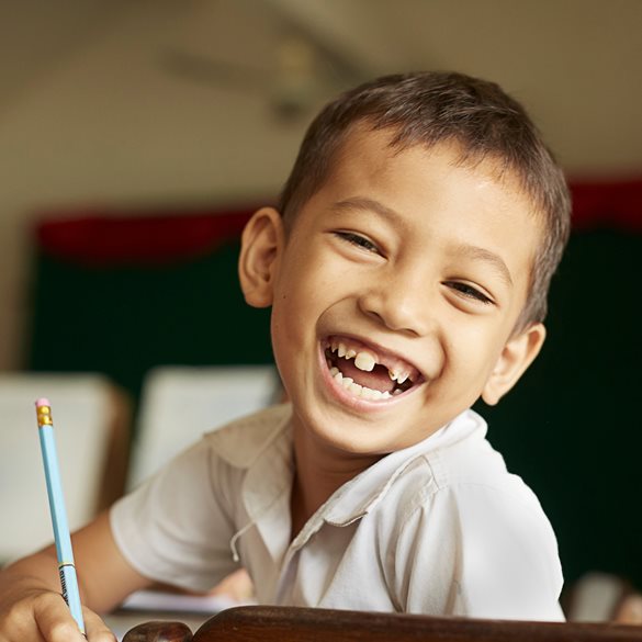 Ein lachender Junge in der Schule