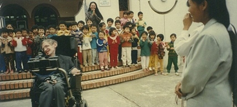 Hawking zu Besuch im SOS-Kinderdorf