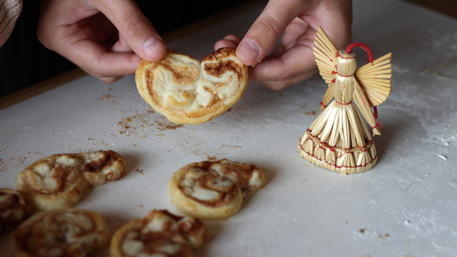 Kinderhände beim Kekse backen
