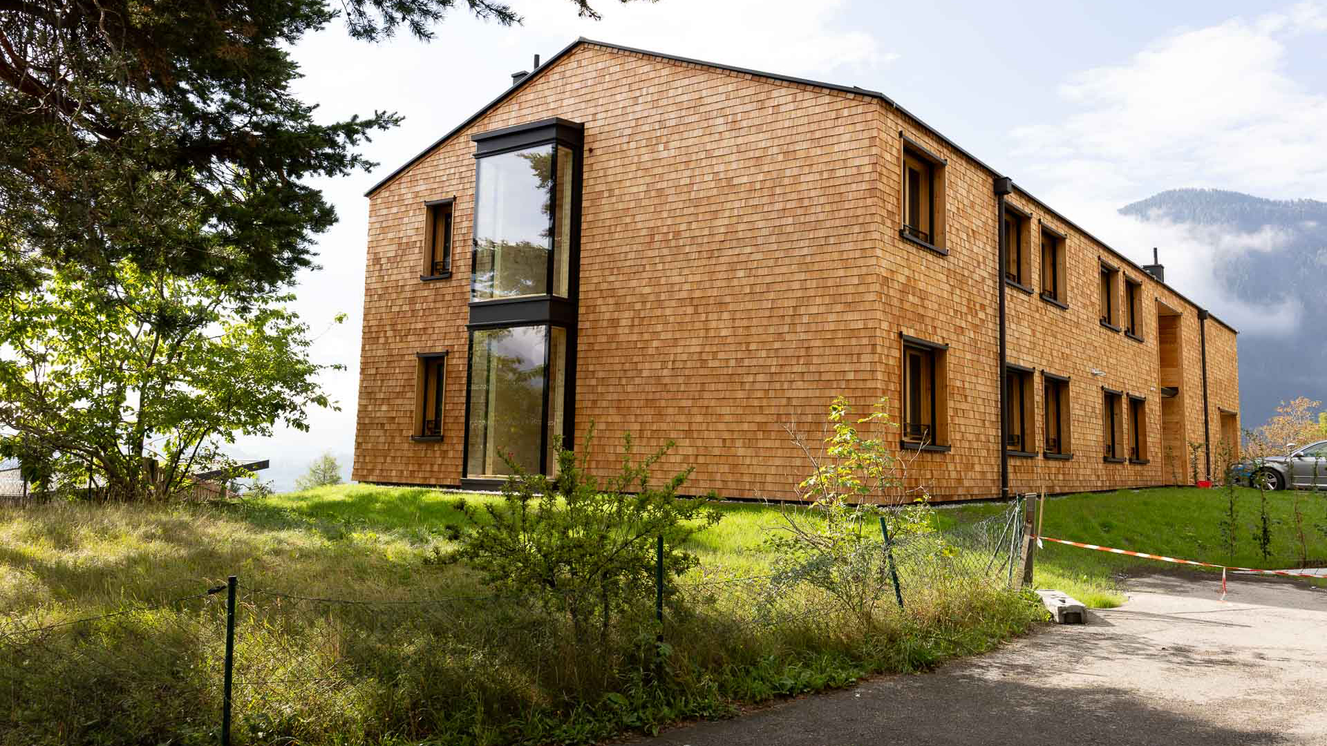 Holzhaus mit Erkerfenster und Bergsicht in Österreich
