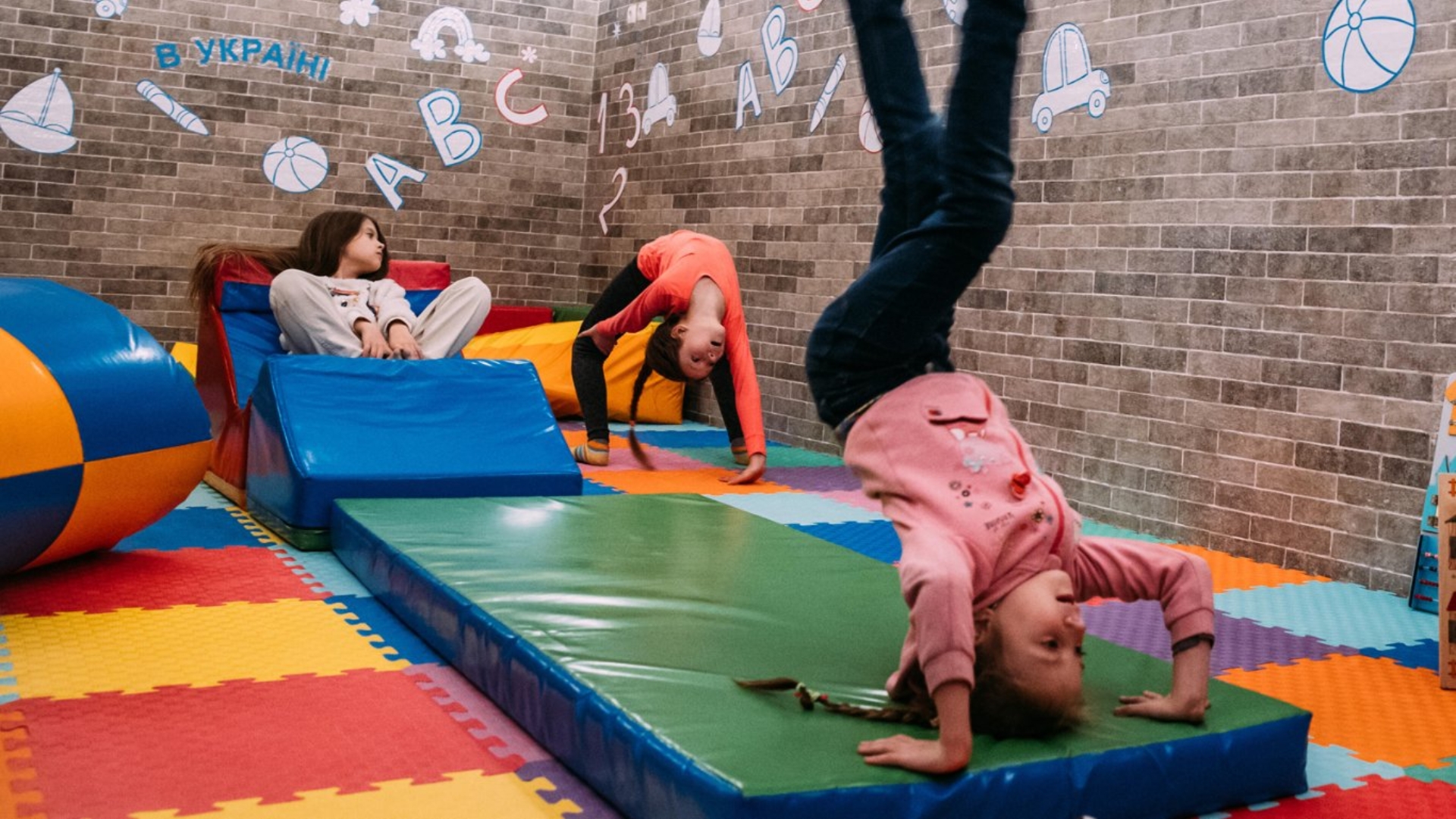 Kinder in einem Spielraum