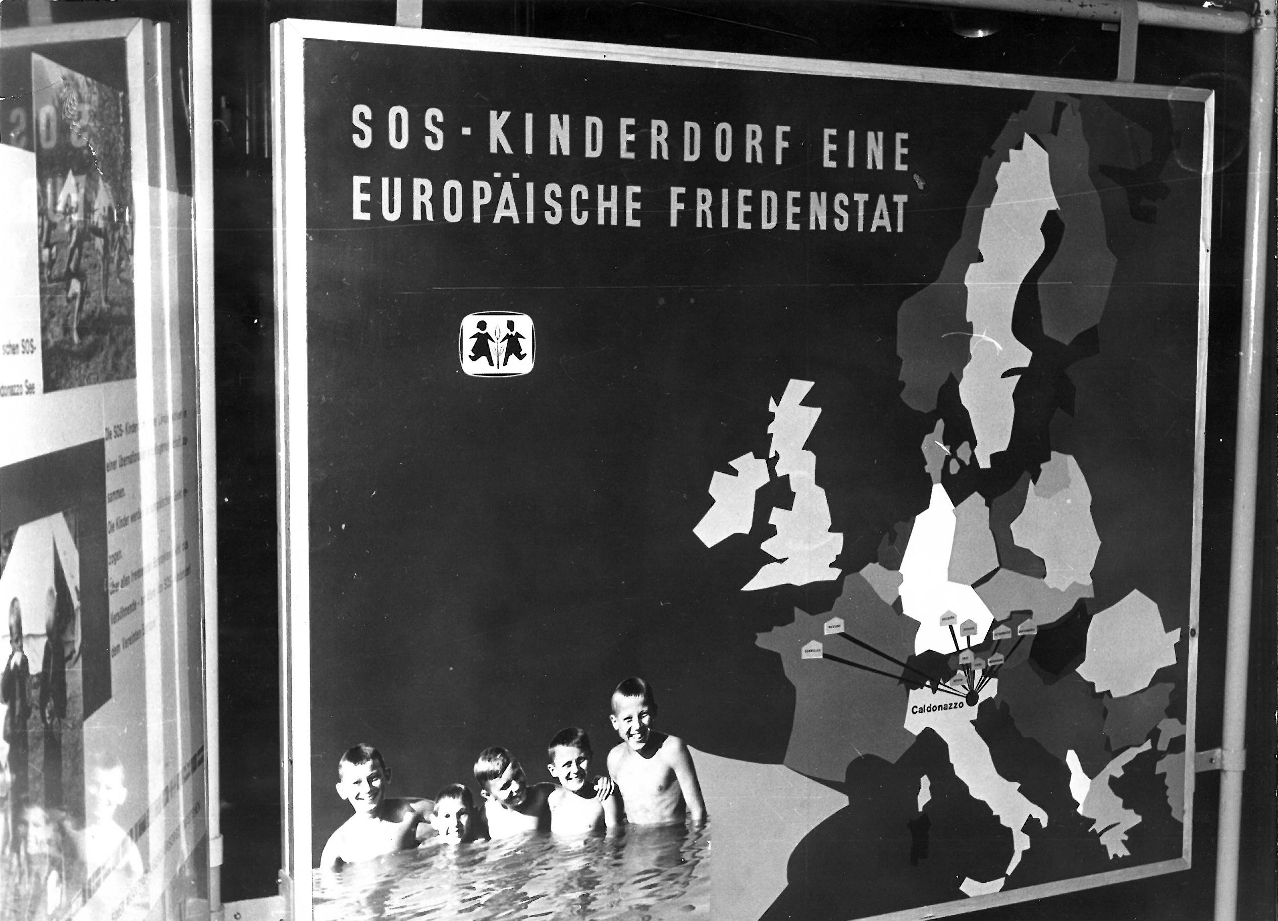 Schautafel mit Europakarte und den eingezeichneten SOS-Kinderdörfern mit jeweiliger Verbindung zum Feriendorf in Caldonazzo