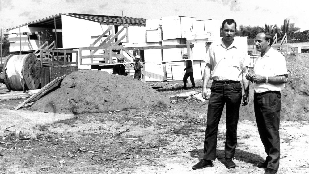 Helmut Kutin und Hermann Gmeiner auf der Baustelle eines SOS-Kinderdorfs