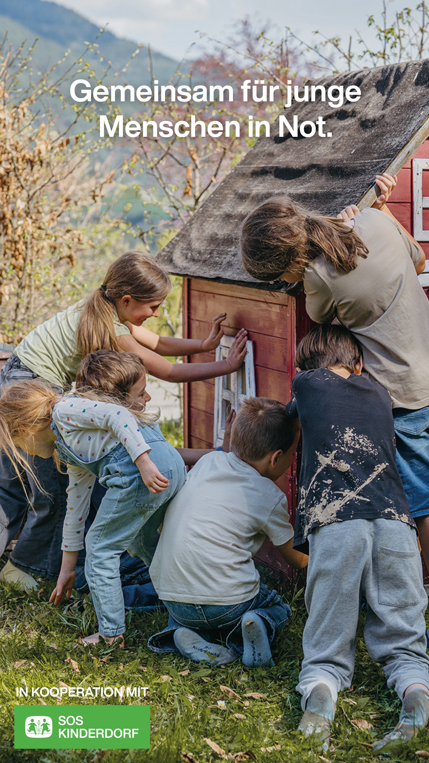 Bild von Kindern bei einem Gartenhäuschen als Postingvorlage aufbereitet mit Text ("Gemeinsam für junge Menschen in Not") und Logo von SOS-Kinderdorf