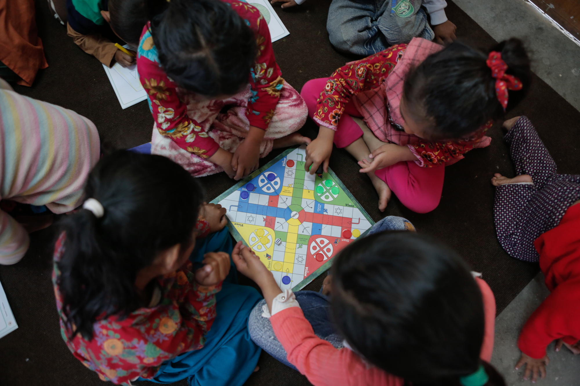Foto von Kindern, die ein Brettspiel spielen