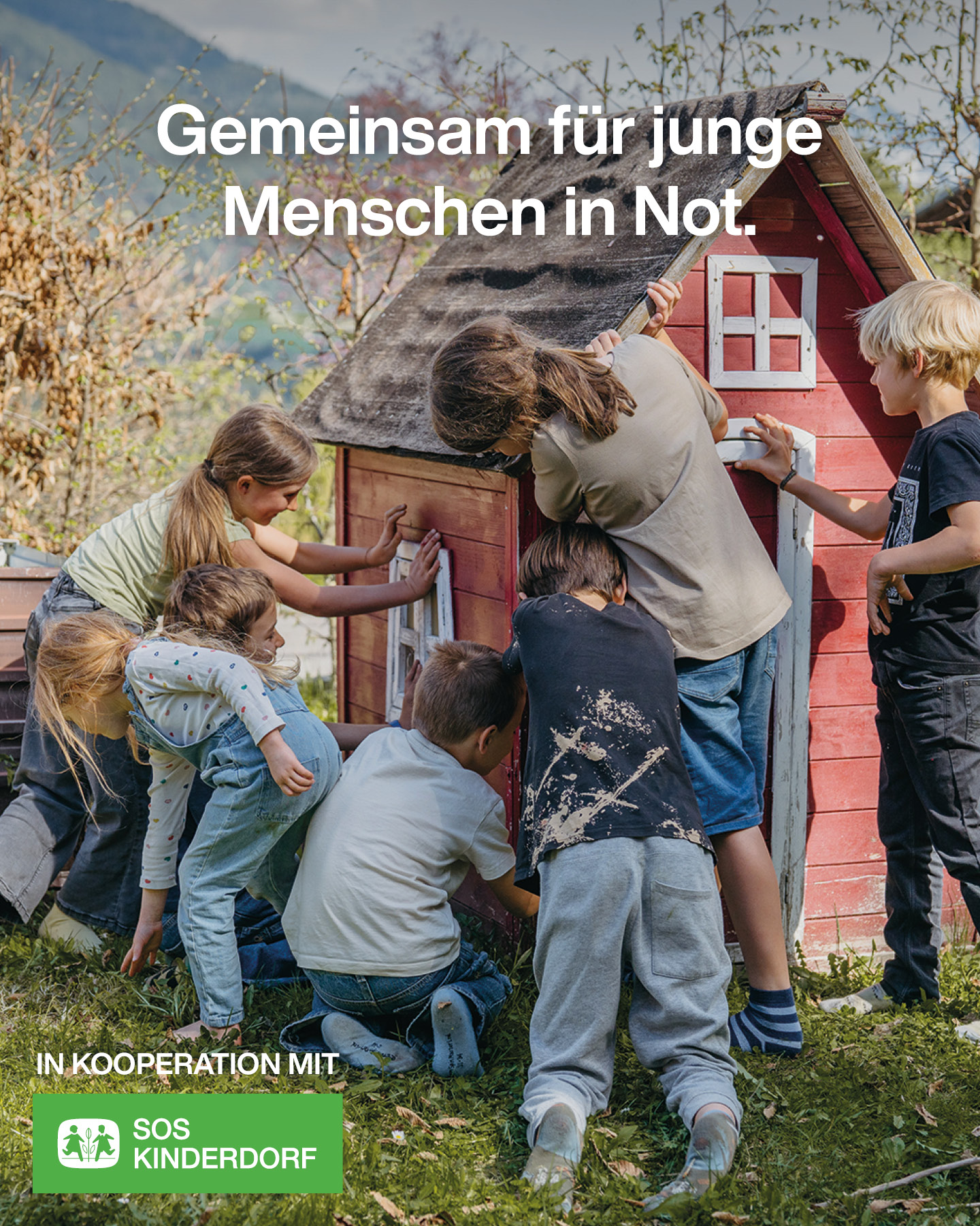 Bild von Kindern bei einem Gartenhäuschen als Postingvorlage aufbereitet mit Text ("Gemeinsam für junge Menschen in Not") und Logo von SOS-Kinderdorf