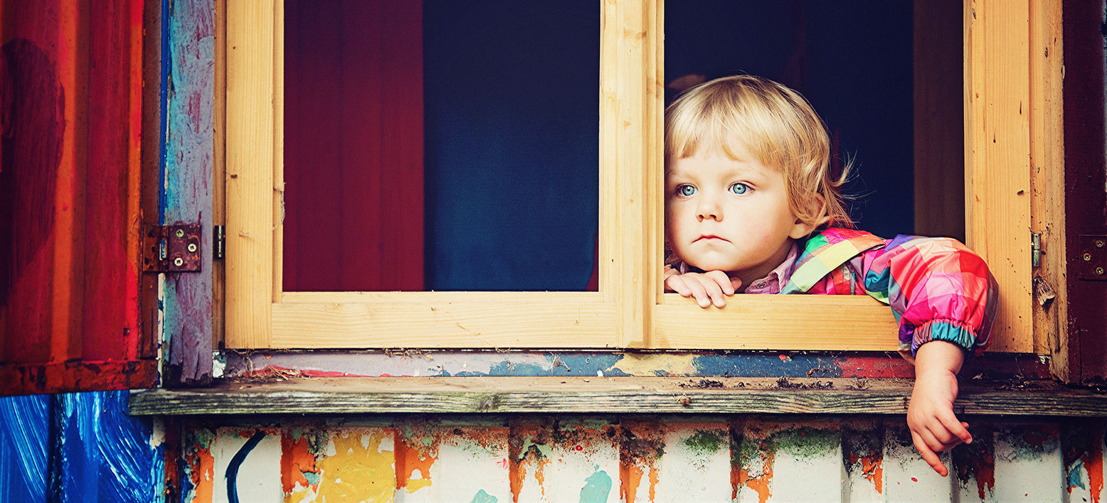 Kind am Fenster Photo by NeONBRAND on Unsplash