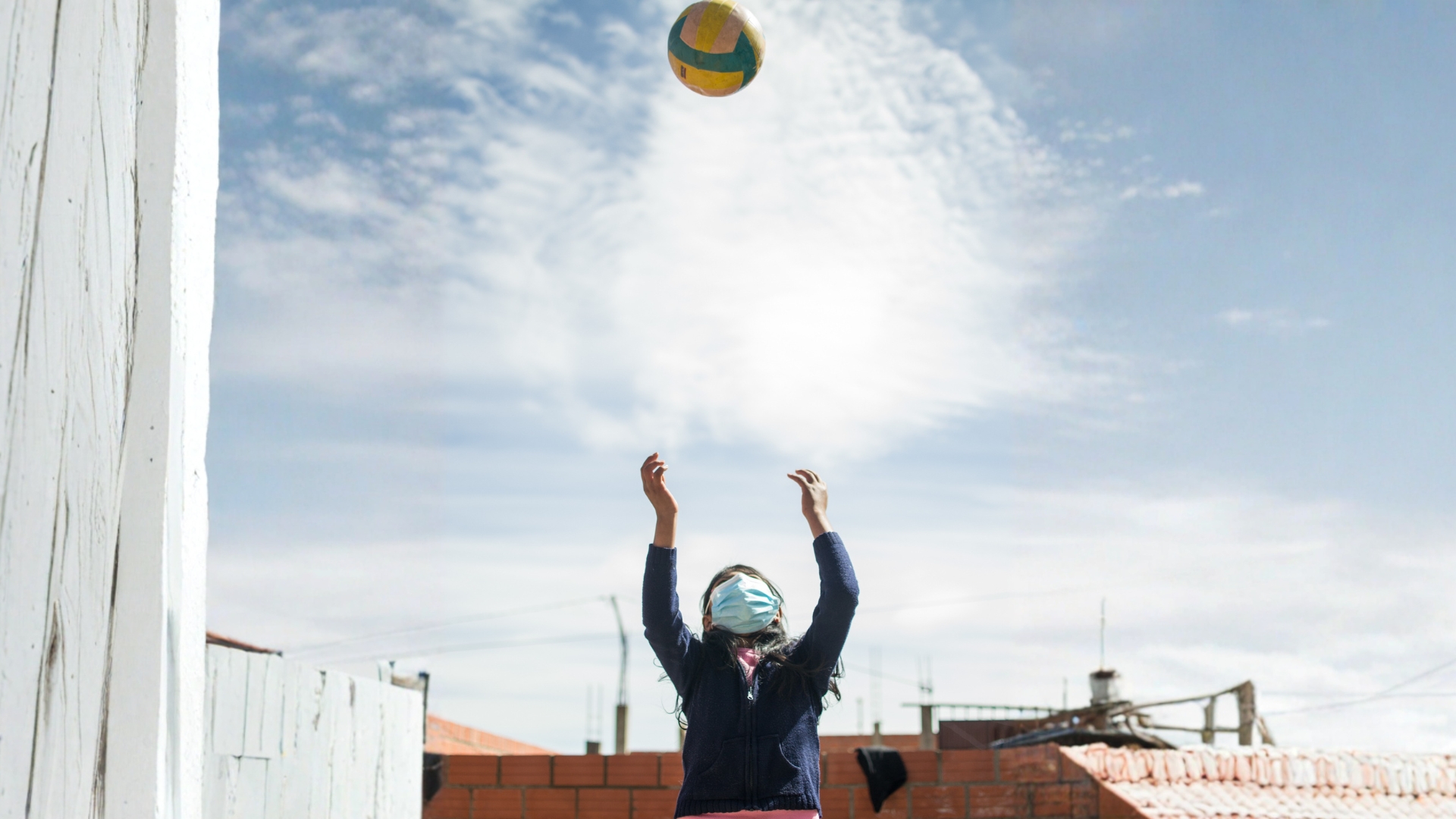 Mädchen mit einem Fußball