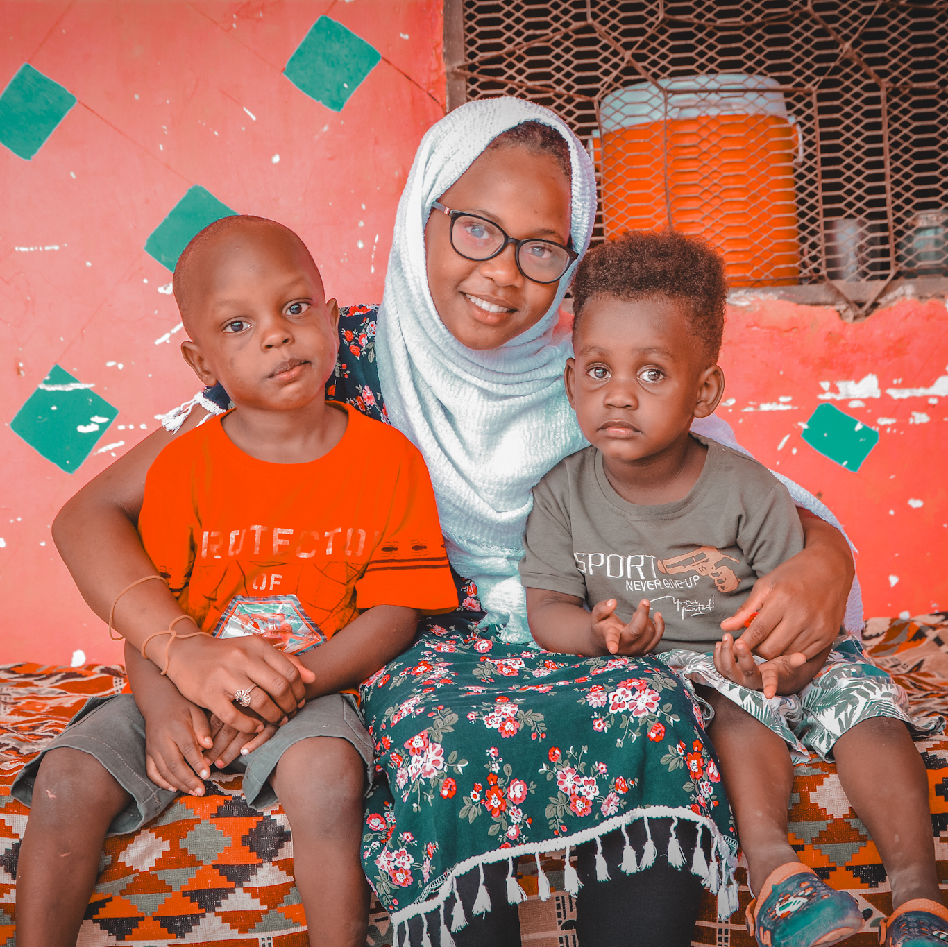 sudanesische junge Frau mit zwei Kindern