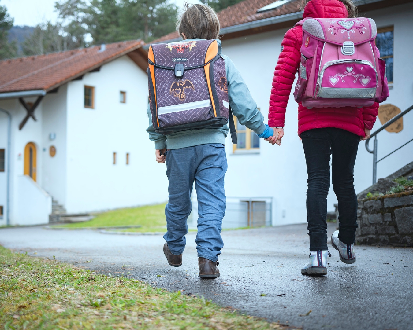 zwei Kinder mit Schultasche