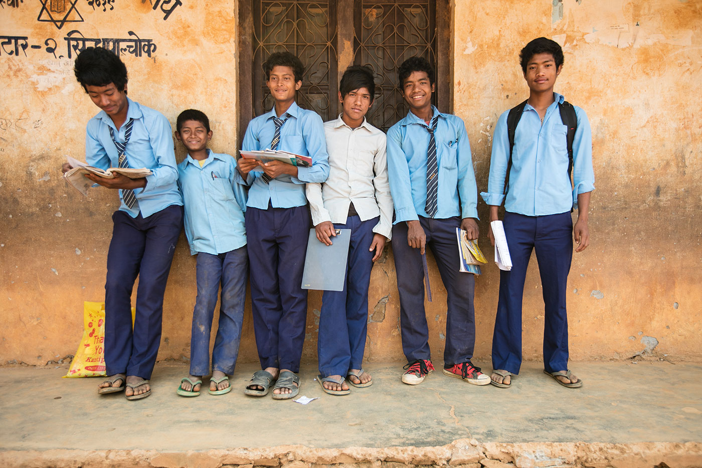 Die Jungs vor der Schule