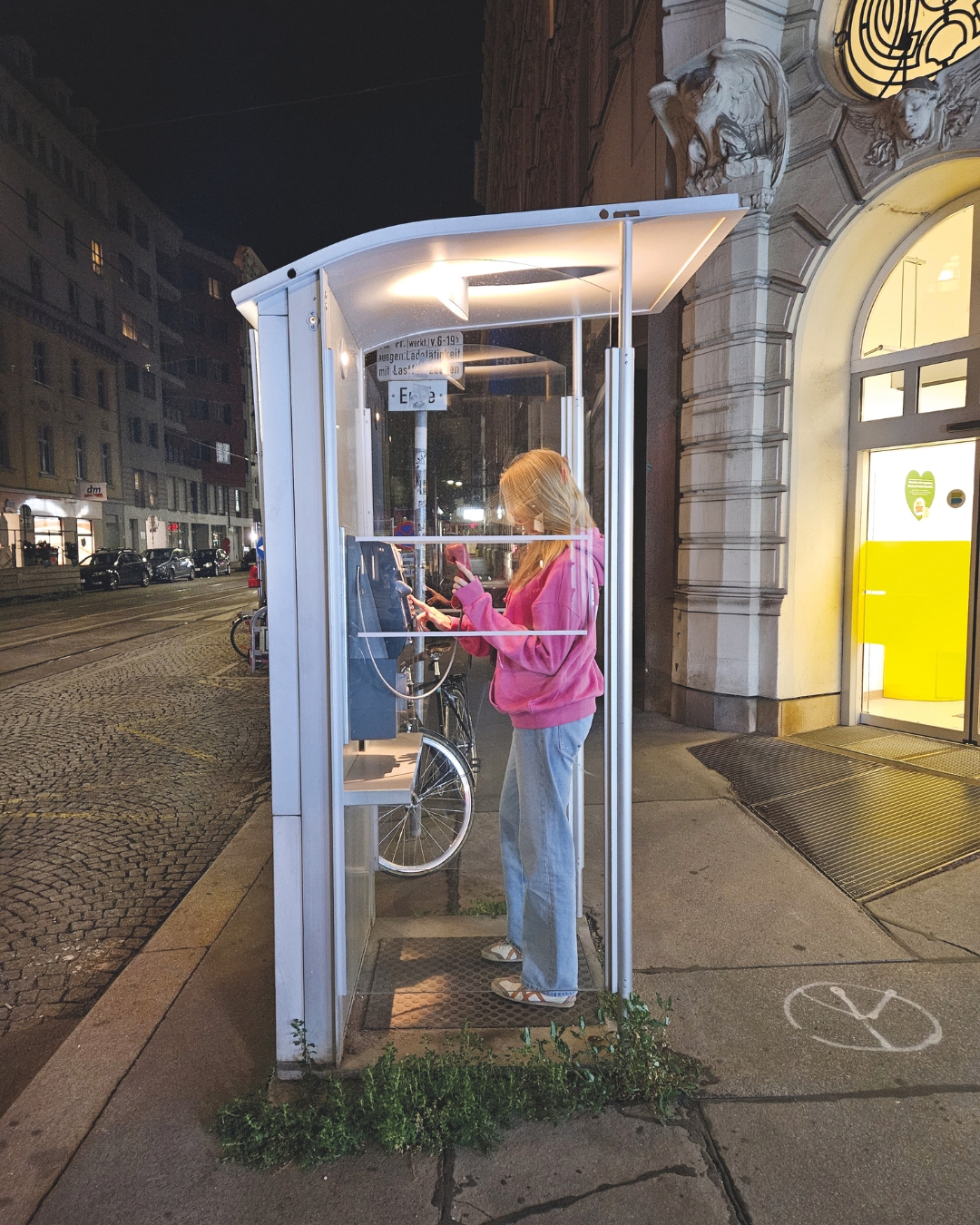 Mädchen in Telefonzelle