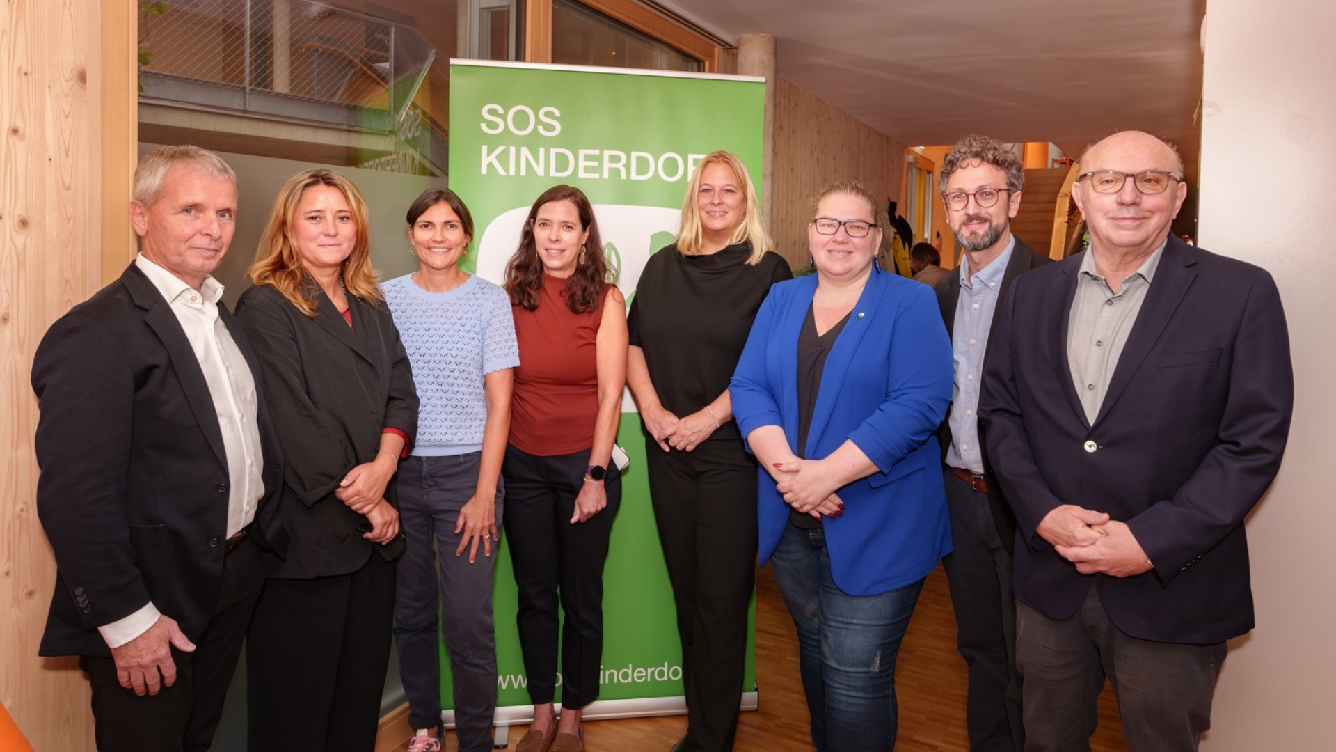 Vorstandsvorsitzender SOS-Kinderdorf Friedrich Santner, Geschäftsführerin SOS-Kinderdorf Carolin Porcham, Pädagogische Leiterin Dagmar Kager-Rollett, SOS-Kinderdorf Standortleiterin Birgitta Thurner, Stadträtin Claudia Unger, Landtagsabgeordnete Kerstin Zambo, Mario Edler SOS- Kinderdorf, Bezirksvorsteher Walter Wurm