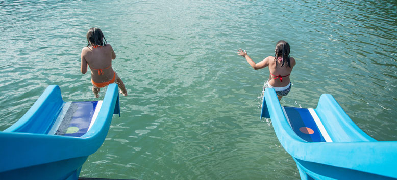 Zwei Mädchen auf einer Wasserrutsche am Caldonazzo See