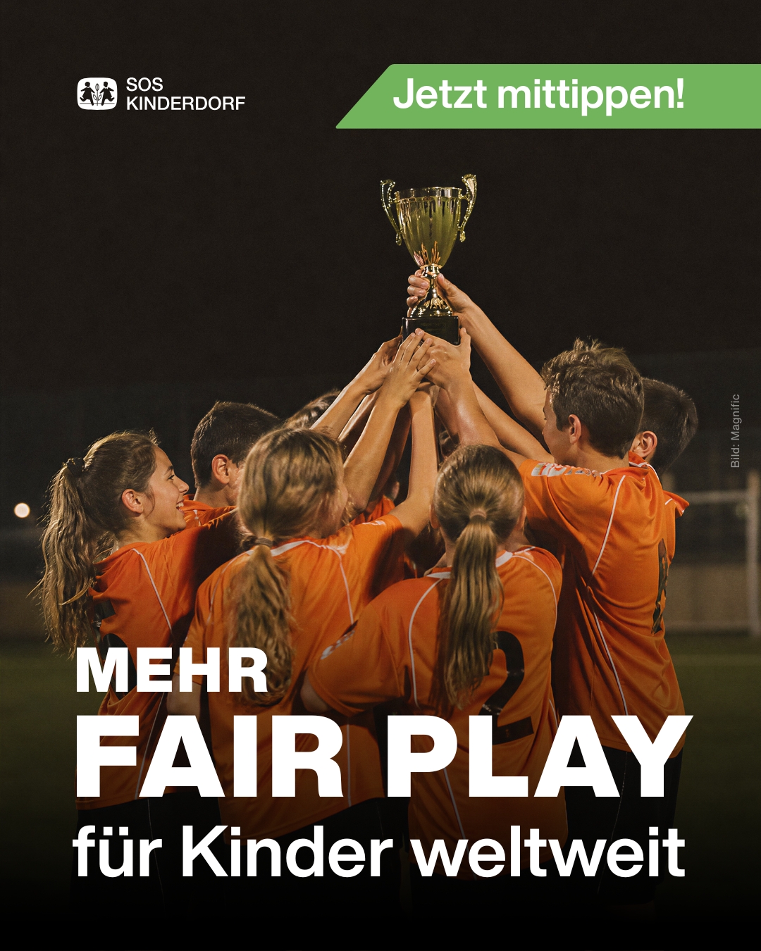 Kinder mit Pokal in der Hand