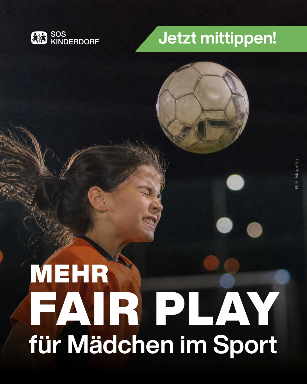 Mädchen mit einem Fußball