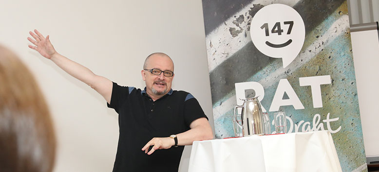 Jugendexperte Bernhard Heinzlmaier teilt sein Wissen zu Jugendwerten beim Rat auf Draht Impuls-Frühstück
